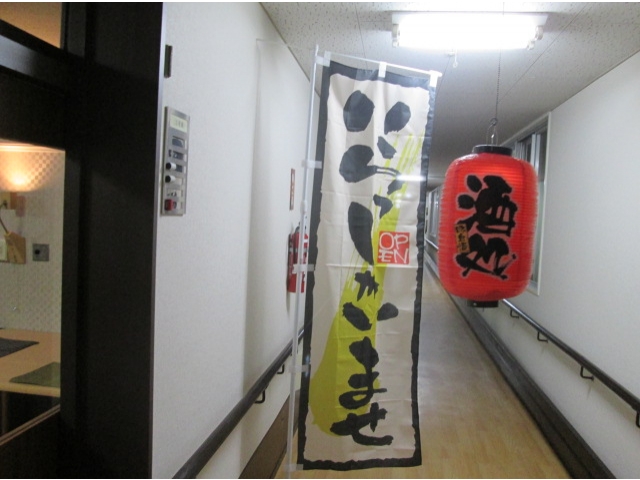 のぼりや提灯も廊下に飾り、開店を待ちました。