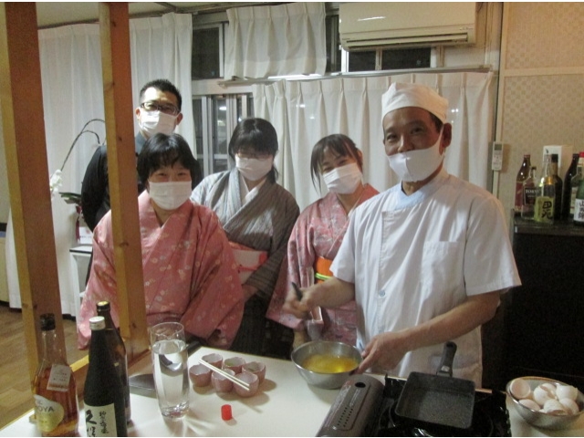 料理長がだし巻き卵の仕込み中、おかみたちや黒服たちも開店準備です。