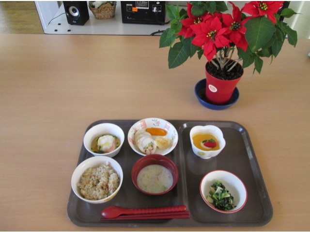 ポインセチアと一緒に、少し早めのクリスマス気分です。