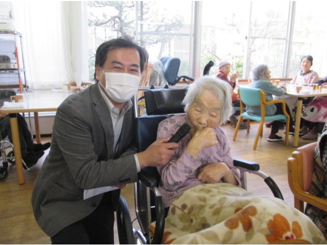 苑長からお祝いの言葉がけの後、記念撮影です。