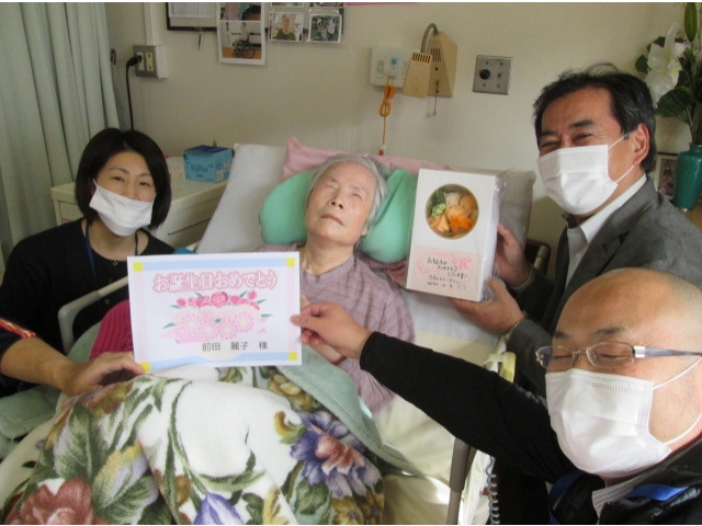 お部屋にもお伺いして、娘様の誕生日プレゼントと一緒にお祝いしました。