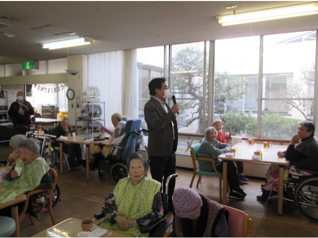 苑長より、12月生まれの方へ祝辞が送られました。
