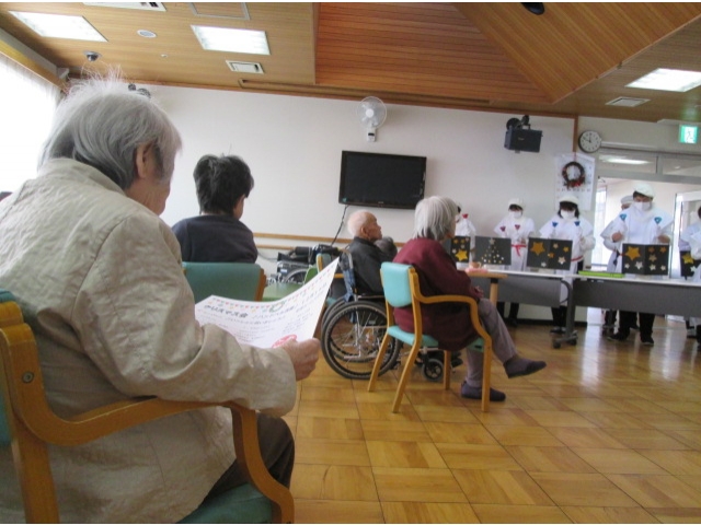 南棟でも演奏しました。演奏後は大きな拍手をいただきました。