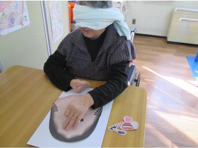 久しぶりの福笑いに挑戦です。