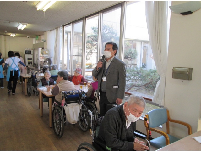 苑長より、１月生まれの方へ祝辞が送られました。