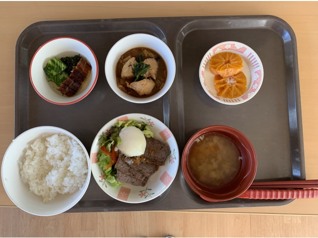 本日のメニューです。ローストビーフ丼やあんこう鍋など豪華でした。