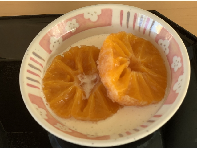 みかんのコンポートです。甘くて柔らかくて美味でした。