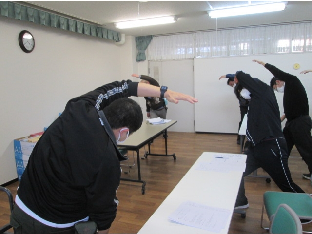 研修の合間に、ストレッチでリフレッシュしました。