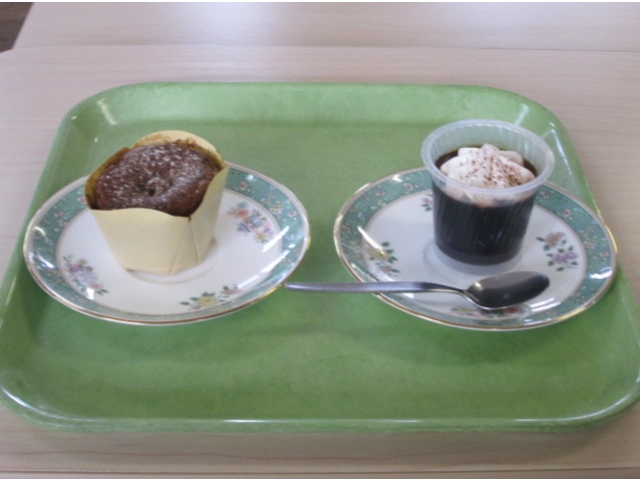 今日のおやつのシフォンケーキとコーヒーゼリーです。