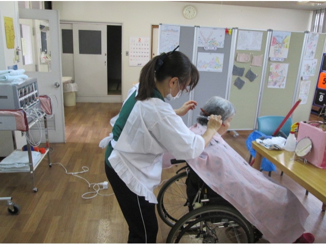 理美容も職員で、できる範囲で行っています