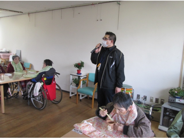 相談員より、本日の餃子鍋の説明と寄贈への感謝の言葉がありました。