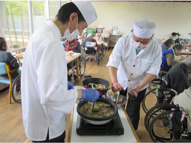 利用者様の目の前で、餃子鍋を取り分けました。