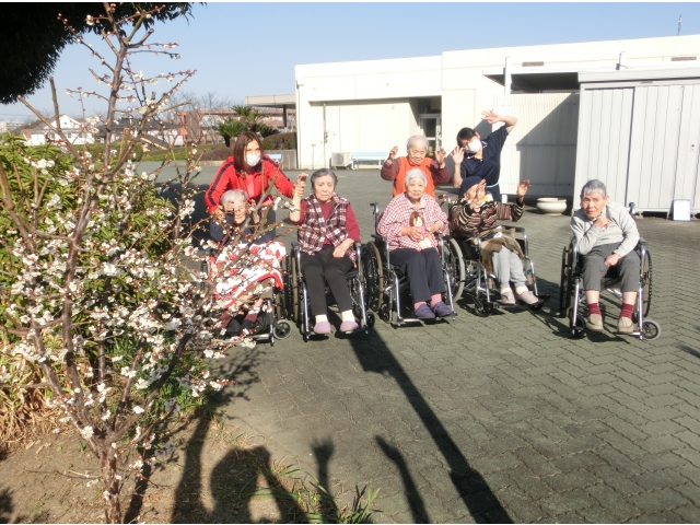 季節を感じる、梅の花と一緒に記念撮影です。