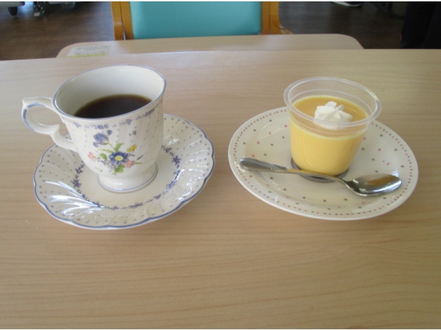 プリンの上にも生クリームが添えられていました。
