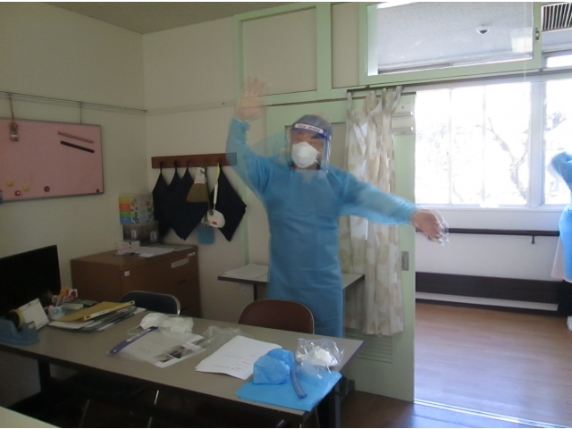 防護服を外すときは片手で