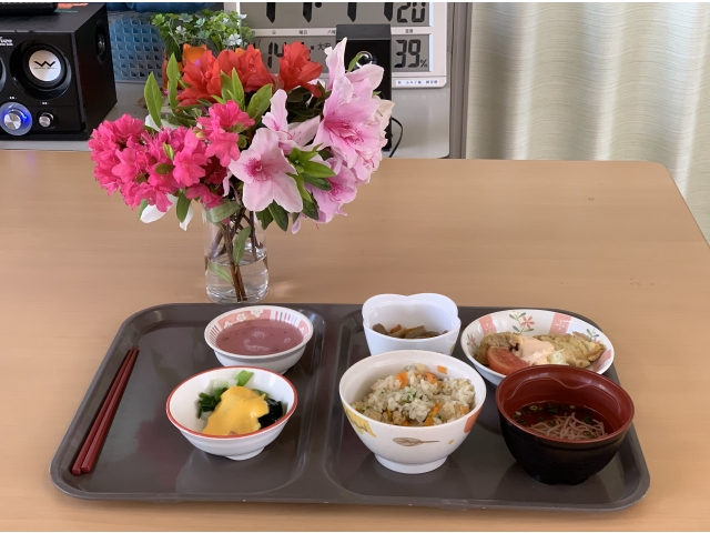 さくらの水ようかんなど、季節を感じる彩り豊かなメニューでした。