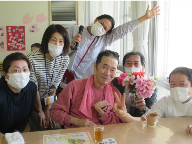 ４月生まれの方を囲んで記念撮影です。