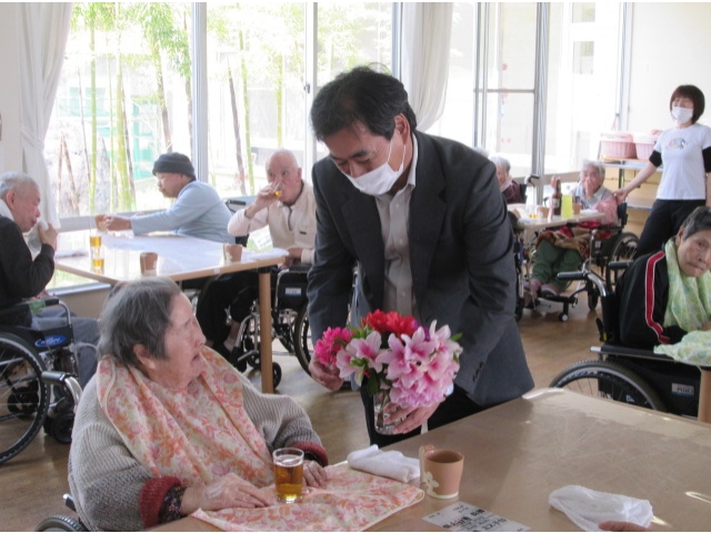 お誕生者以外の利用者様にも、お花を紹介し季節の花を楽しみました。