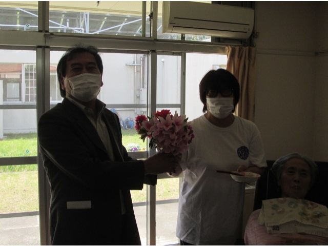 今月生まれの職員のお誕生日も併せてお祝いしました。