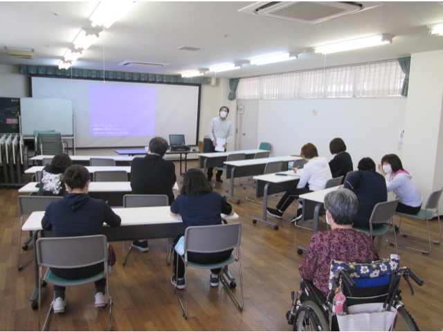 介護職員に混ざって、視聴を希望した利用者様も参加しました。