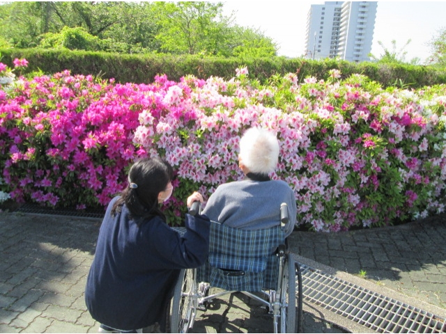 お花の好きな利用者様と、ツツジを見に行きました。