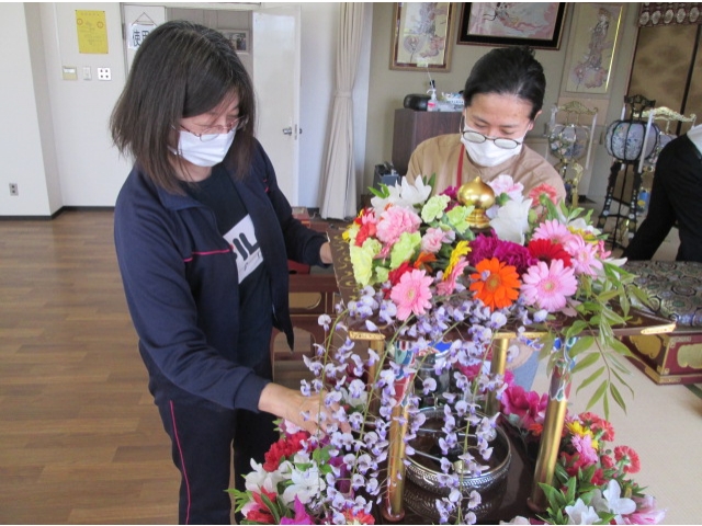 季節のお花を綺麗に飾り付けしました。