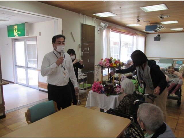 苑長より、お釈迦様や花祭りについてのお話がありました。