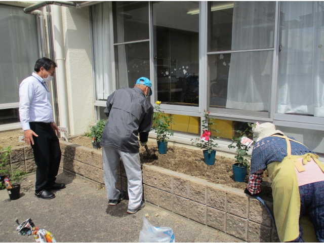花壇を花が植えやすくなるように整えてくださいました。