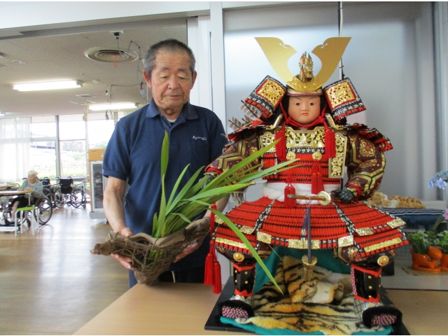 ５月人形と一緒に写真撮影です。