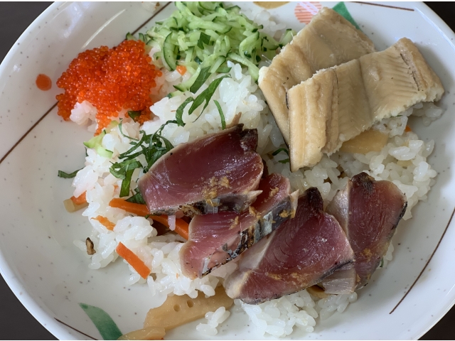 カツオのたたきをちらし寿司としていただきました。