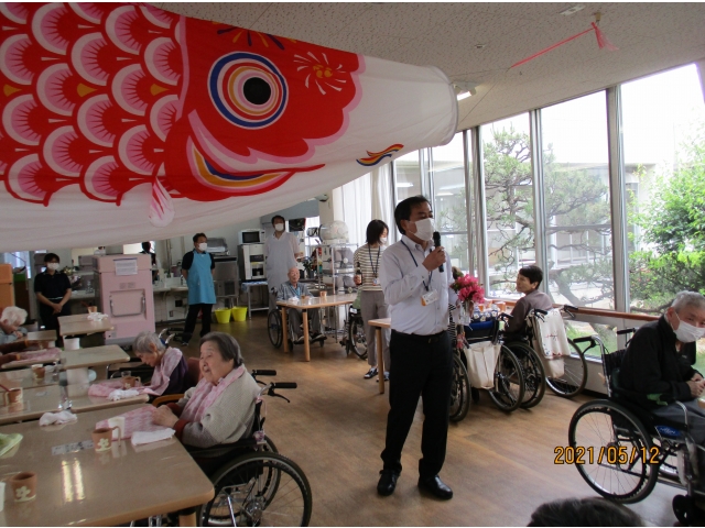 苑長より、5月生まれの方への祝辞とサツキの紹介がありました。