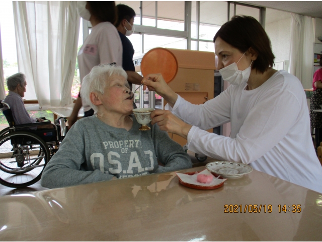 職員と一緒に、ゆったりとティータイムを楽しみました。