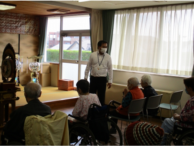 苑長より、月例祭の流れの説明と御住職の紹介がありました。