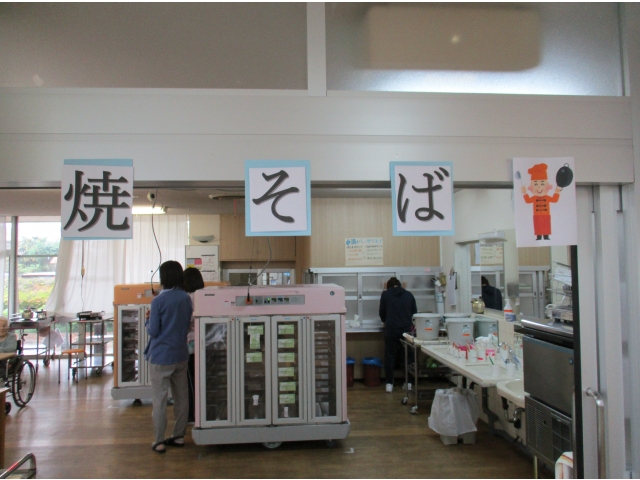 食堂の入り口に看板があり、雰囲気を盛り上げていました。