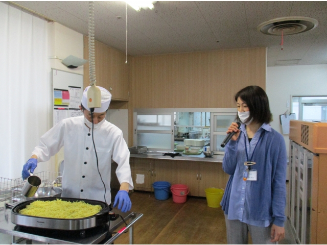 管理栄養士の説明と、隣で調理師が手際良く焼きそばを作っていきました。