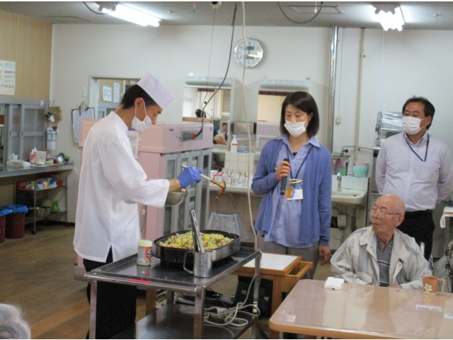 利用者様の目の前で調理が始まると、美味しそうなにおいでお腹が鳴りました。