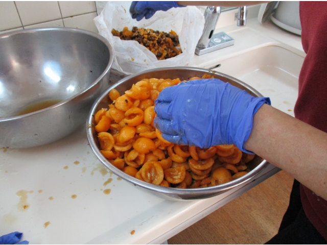 剥いたビワを氷水の入ったボールに重ね冷やしました。