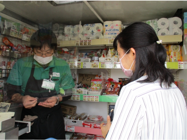 一人ずつ入店して、お買い物を楽しまれました。
