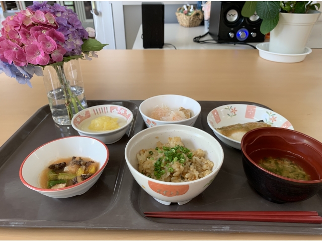 紫陽花と一緒に今日の美味しい昼食です。