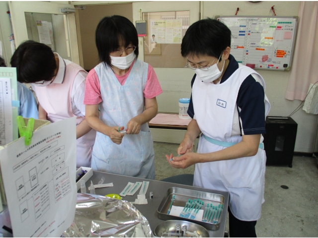 看護職員２人で確認しながら、ワクチンの準備をしました。