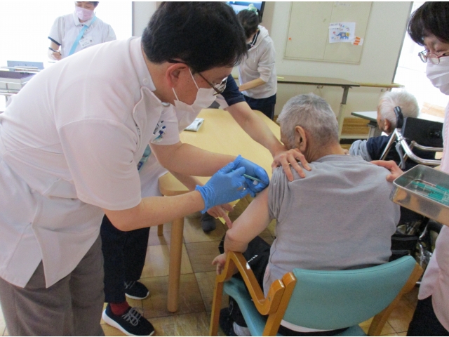 嘱託医より、一人づつ確認しながらワクチンを接種しました。