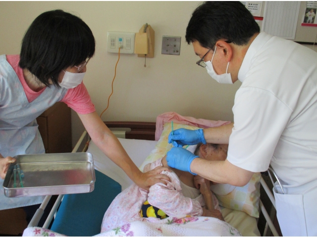 居室まで伺い、ベッド上でワクチン接種される方もみえました。