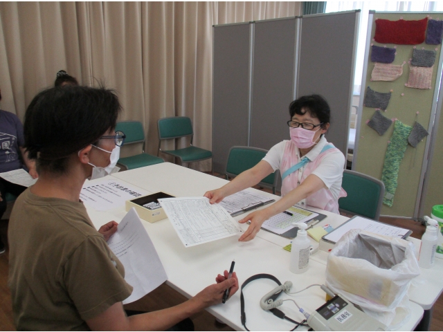 予診票を確認し、記入漏れなどないか確認しました。