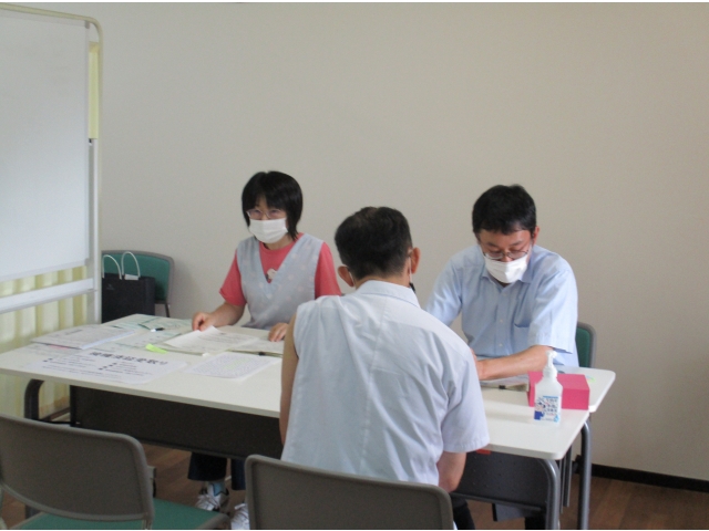 接種後に、接種済証を受け取り、熱が出た際に飲む内服等も受け取りました。