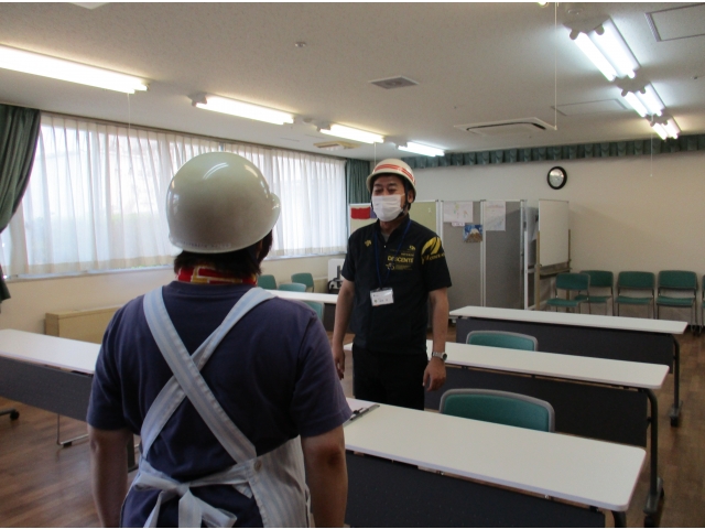 夜勤者は状況を伝え、隊長から誘導と土嚢積みの指示がありました。