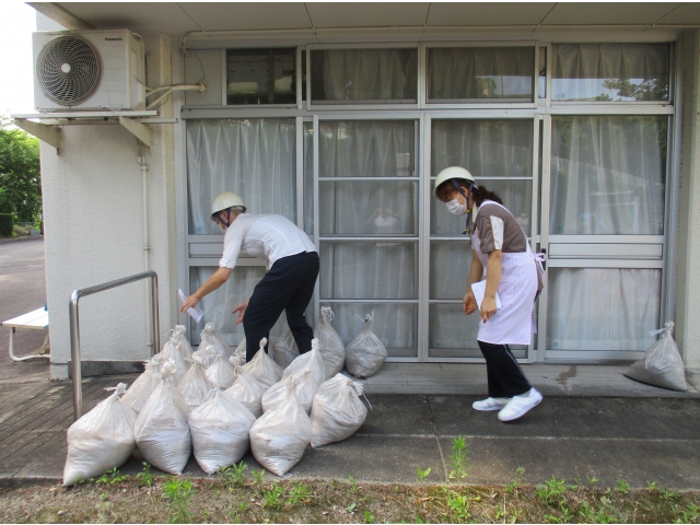 土嚢を手分けして並べました。
