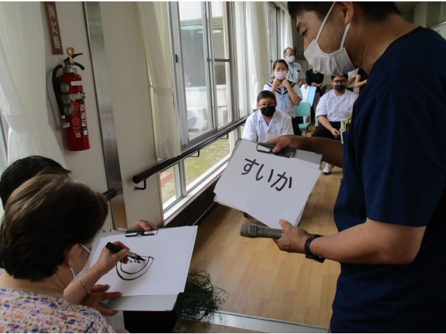 利用者からは、足で字を書いたり、絵を描いて当ててもらう問題を出しました。