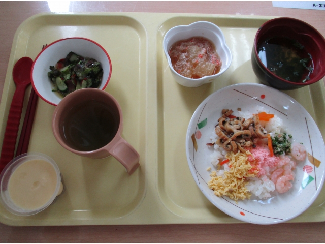 あなごやエビなど豪華な食材のちらし寿司でした。