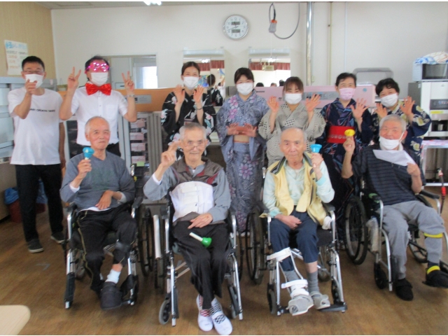 浴衣姿の職員と、希望者は記念撮影を行いました。