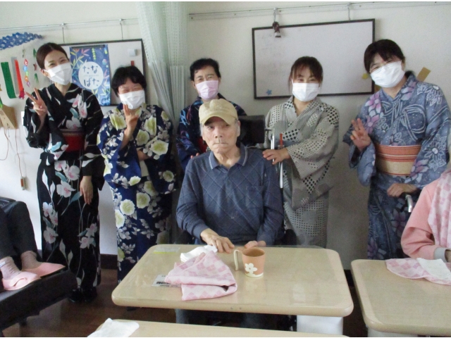 浴衣姿の職員に囲まれて、季節を感じました。